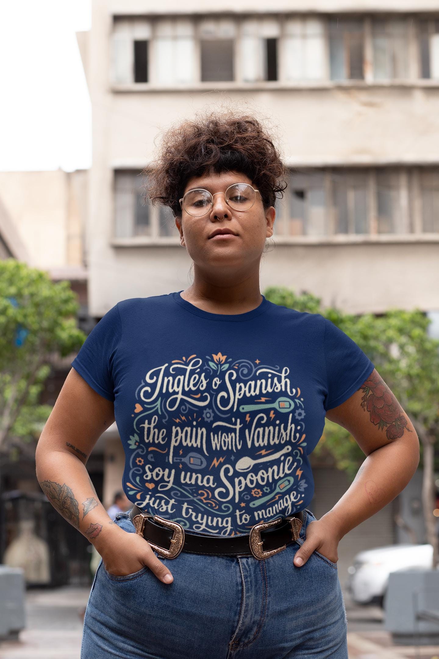 Latina-Owned, Bilingual Spoonie Script Pain Awareness T-Shirt | Inglés y Spanish